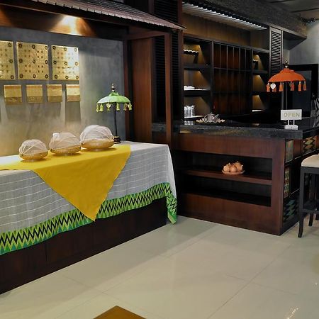 Metro House Hotel สุราบายา ภายนอก รูปภาพ