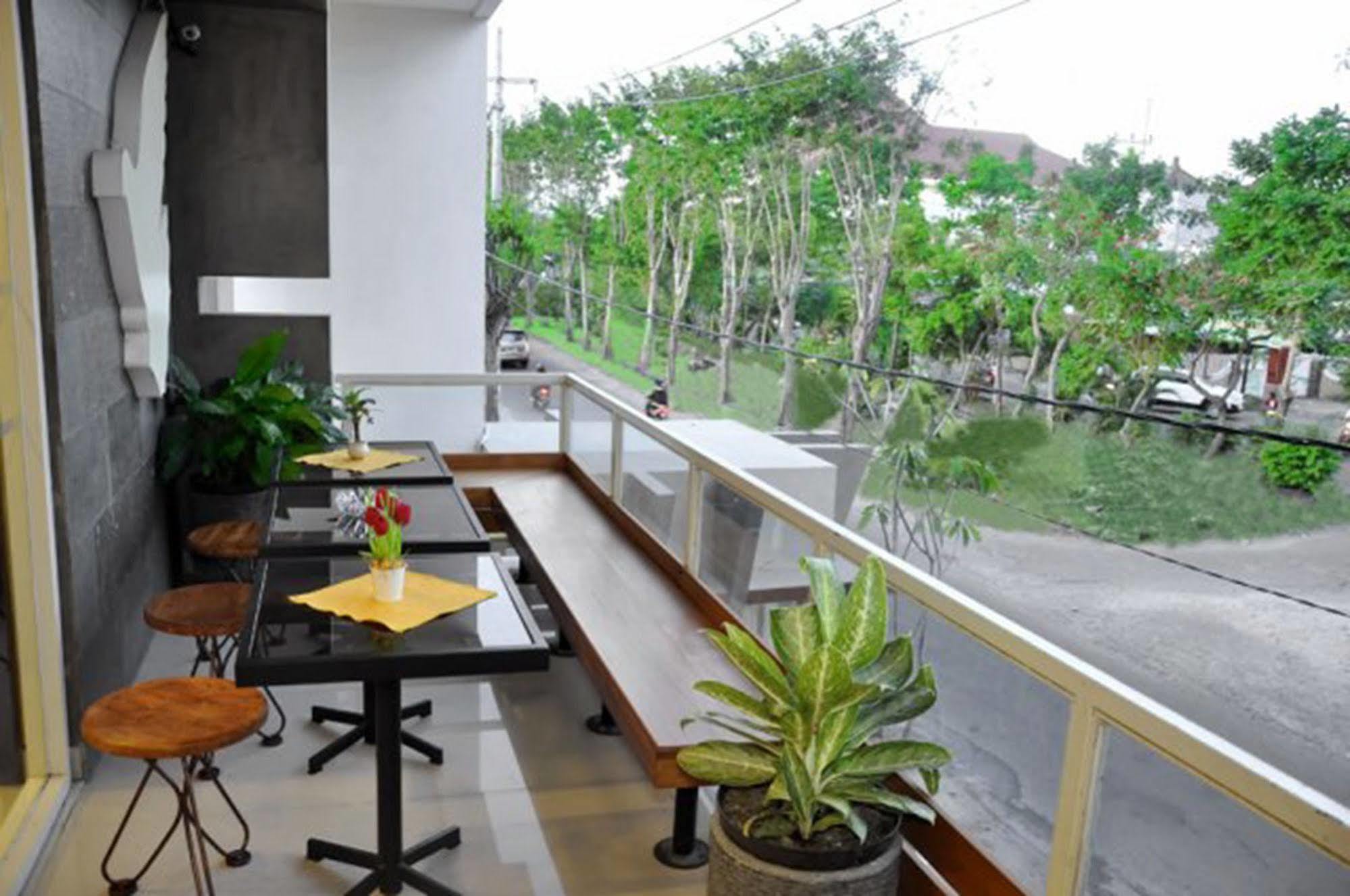 Metro House Hotel สุราบายา ภายนอก รูปภาพ